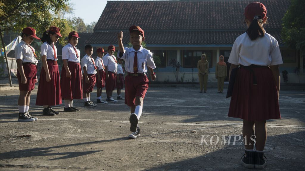 Murid dan guru SD Negeri 1 Kepoh melaksanakan upacara bendera di Desa Kepoh, Sambi, Boyolali, Jawa Tengah, Senin (22/7/2019). Tahun ini sekolah itu hanya mendapat satu murid baru sehingga total jumlah murid di sekolah itu hanya 21 siswa. Sekolah itu memiliki jumlah murid terbanyak saat pertama kali didirikan pada tahun 1976 saat pelaksanaan program Inpres, yakni sebanyak 200 siswa.