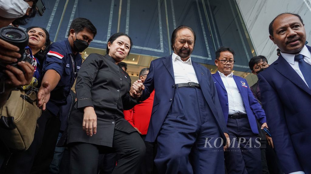 Ketua Umum Partai Nasdem Surya Paloh saat mengantar Ketua DPP PDI-P Puan Maharani menuju kendaraan seusai pertemuan di Nasdem Tower, Jakarta, Senin (22/8/2022). 
