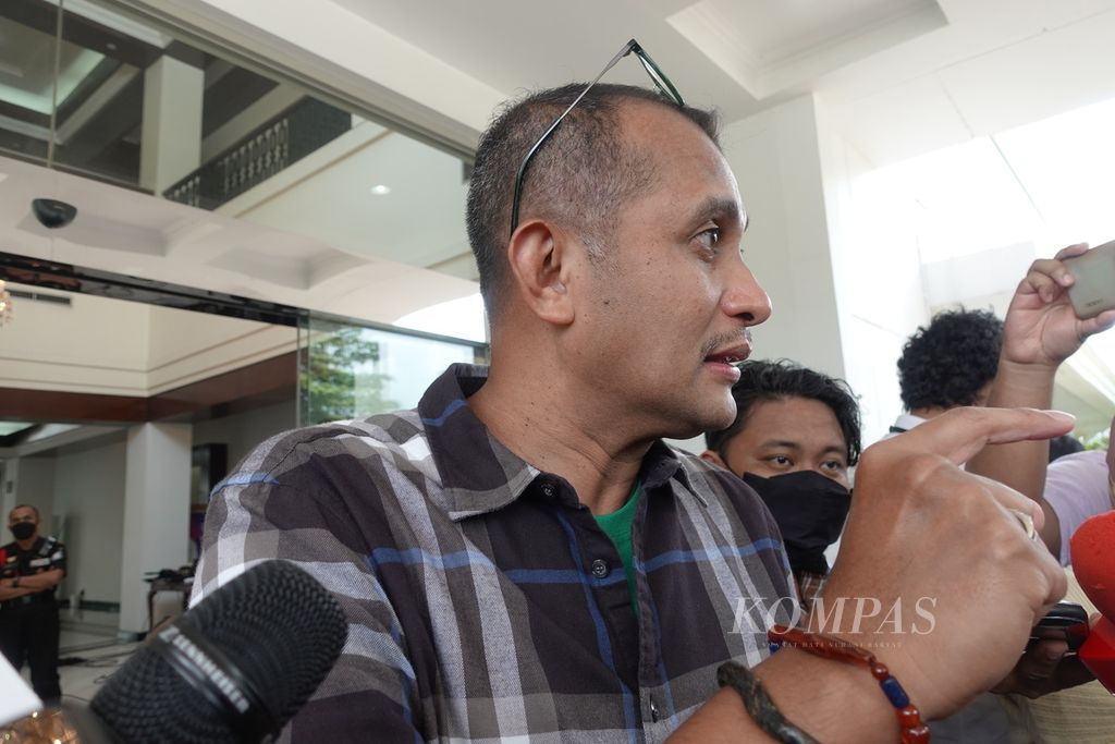 Wakil Menteri Hukum dan Hak Asasi Manusia Eddy Hiariej ketika ditanya media di kompleks Kementerian Sekretariat Negara, Jakarta, Jumat (3/3/2023)