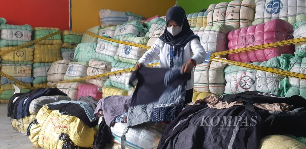 Pegawai Kementerian Perdagangan memeriksa baju bekas impor di Kompleks Pergudangan Jaya Park Sidoarjo, Jatim, Senin (20/3/2023). 