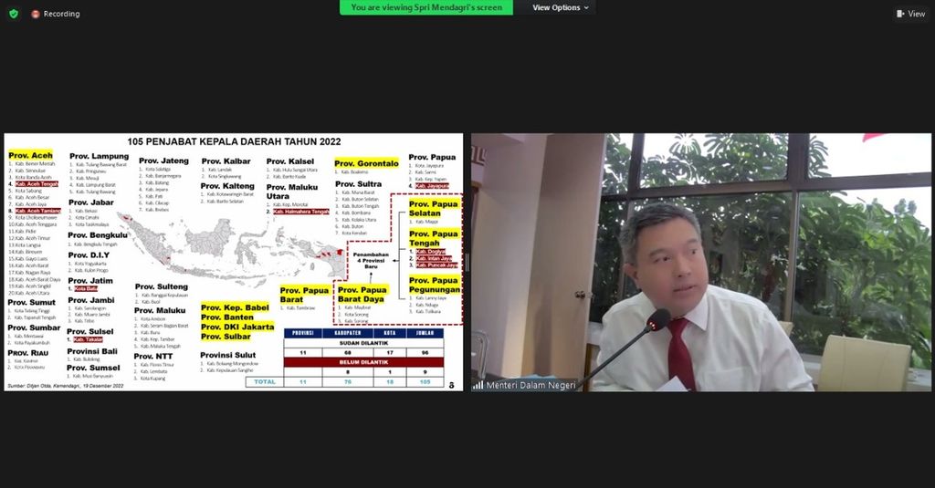Inspektur Jenderal (Irjen) Kemendagri Tomsi Tohir Balaw memberikan pengarahan kepada para penjabat kepala daerah, dalam rapat koordinasi evaluasi penjabat kepala daerah, di kantor Kemendagri, Jakarta, Selasa (20/12/2022).