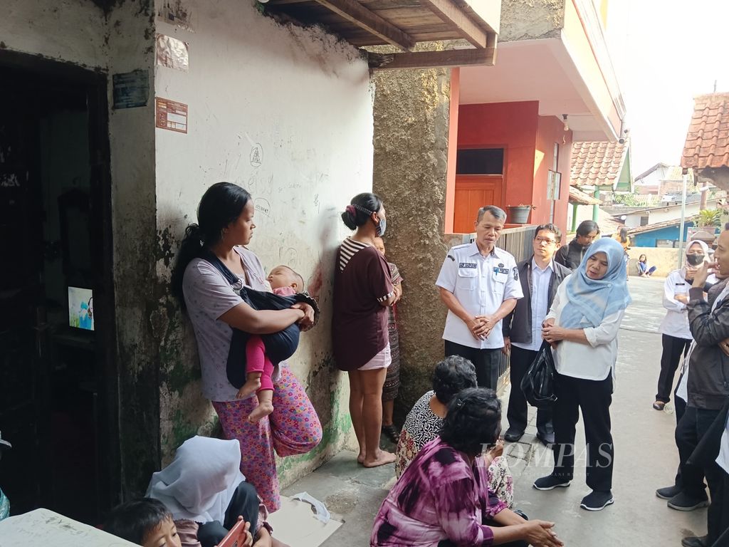 Perwakilan dari Dinas Permukiman dan Kawasan Perumahan Kota Cimahi menemui penghuni rumah yang ditempati 14 keluarga atau 25 orang di Kelurahan Citeureup, Kecamatan Cimahi Utara, Kota Cimahi, Jawa Barat, Rabu (10/7/2024). 