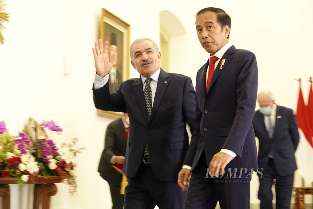 Presiden Joko Widodo dan Perdana Menteri Palestina Mohammad Shtayyeh berjalan beriringan seusai memberikan pernyataan pers bersama dalam rangkaian upacara penyambutan resmi PM Shtayyeh di Istana Kepresidenan Bogor, Bogor, Jawa Barat, Senin (24/10/2022).
