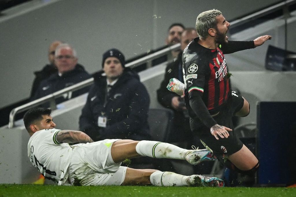 Bek Tottenham Hotspur Cristian Romero mentekel bek AC Milan Theo Hernandez dalam pertandingan kedua babak 16 besar Liga Champions antara Tottenham Hotspur dan AC Milan di Stadion Tottenham Hotspur, London, Kamis (9/3/2023) dini hari WIB. 