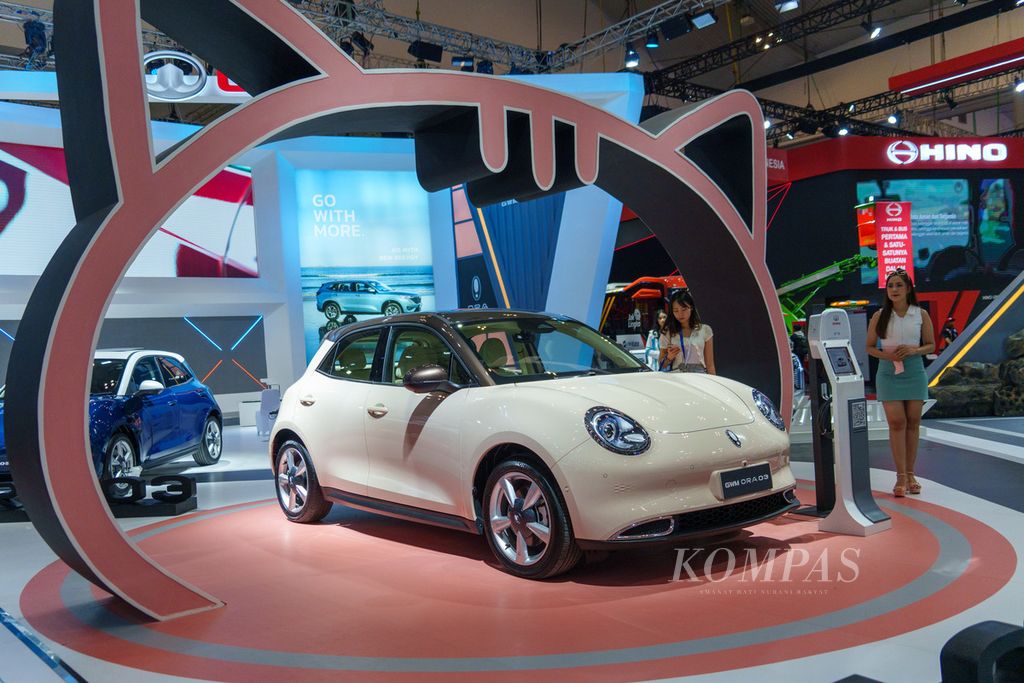 Mobil listrik murni GWM Ora 03 pada pameran GIIAS 2023 di ICE BSD, Kabupaten Tangerang, Banten, Kamis (10/8/2023). 