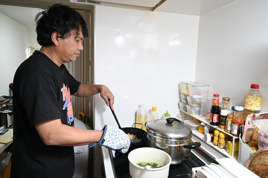 Andylala Waluyo (49) tengah memasak bekal makan siang putra bungsunya, Mikail (10). Bento makan siang itu juga akan dia antarkan ke sekolah si bungsu. Sebagai bapak rumah tangga, Andylala terbiasa mengerjakan beragam tugas rumah di apartemen keluarga mereka di Tokyo, Jepang.