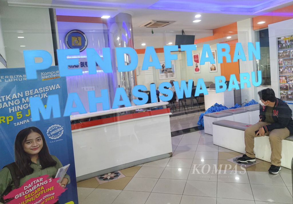 Ruang pendaftaran bagi mahasiswa baru yang diterima di Universitas Budi Luhur, Jakarta Selatan, Selasa (22/6/2021).