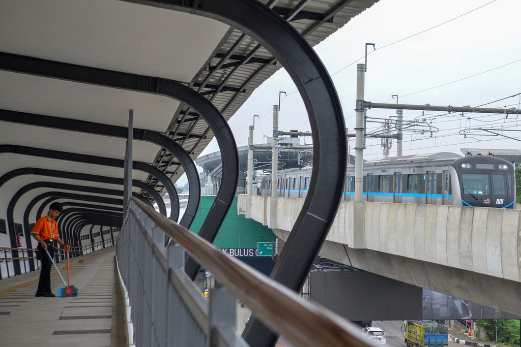 Kereta melintas di samping jembatan layang penyeberangan orang simpang temu di Stasiun MRT Lebak Bulus, Lebak Bulus, Jakarta Selatan, Jumat (30/12/2022).