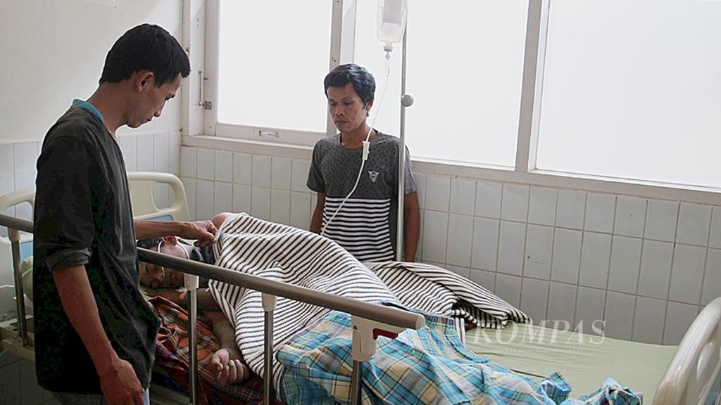 Yandri (15), korban erupsi Gunung Marapi, terbaring di kamar Kelas Utama Ruang Bedah RSUD Prof DR M Ali Hanafiah, Kota Batusangkar, Kabupaten Tanah Datar, Rabu (7/6/2023) siang. 