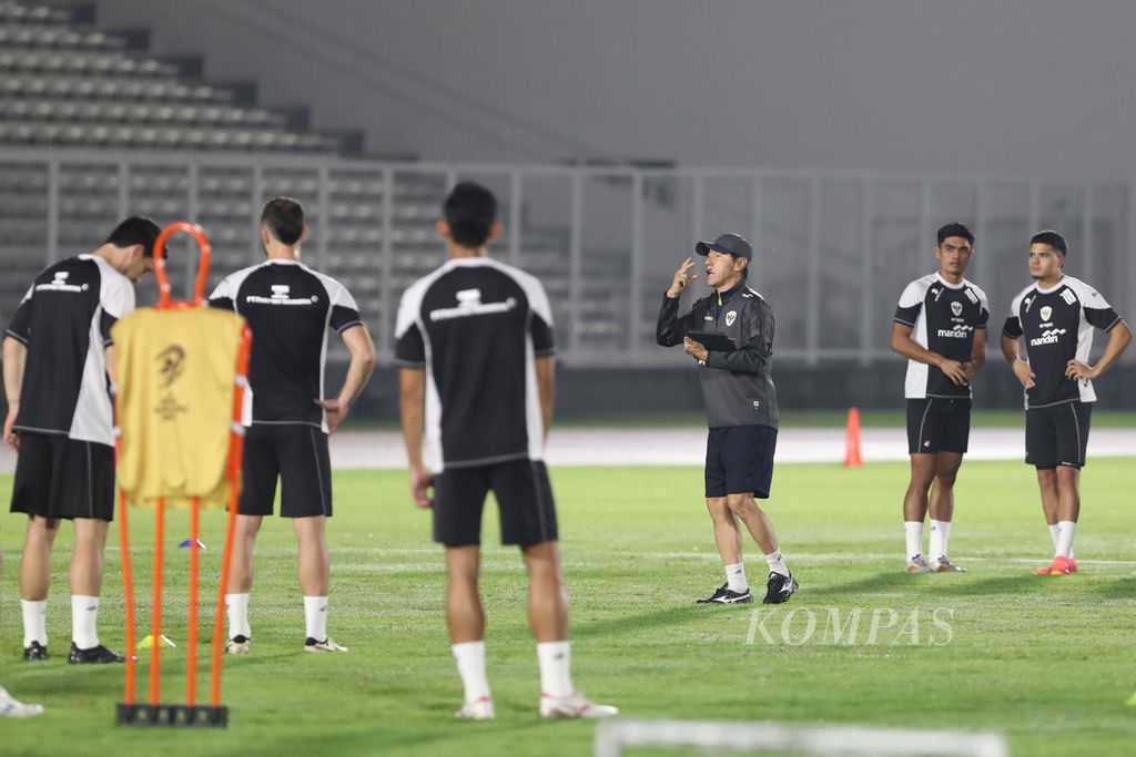 Pelatih Timnas Indonesia Shin Tae-yong memberi intruksi kepada anak asuhannya di Stadion Madya, Kompleks Gelora Bung Karno, Jakarta, Selasa (12/11/2024), menjelang laga lawan Jepang pada pertandingan Grup C putaran ketiga kualifikasi Piala Dunia 2026.