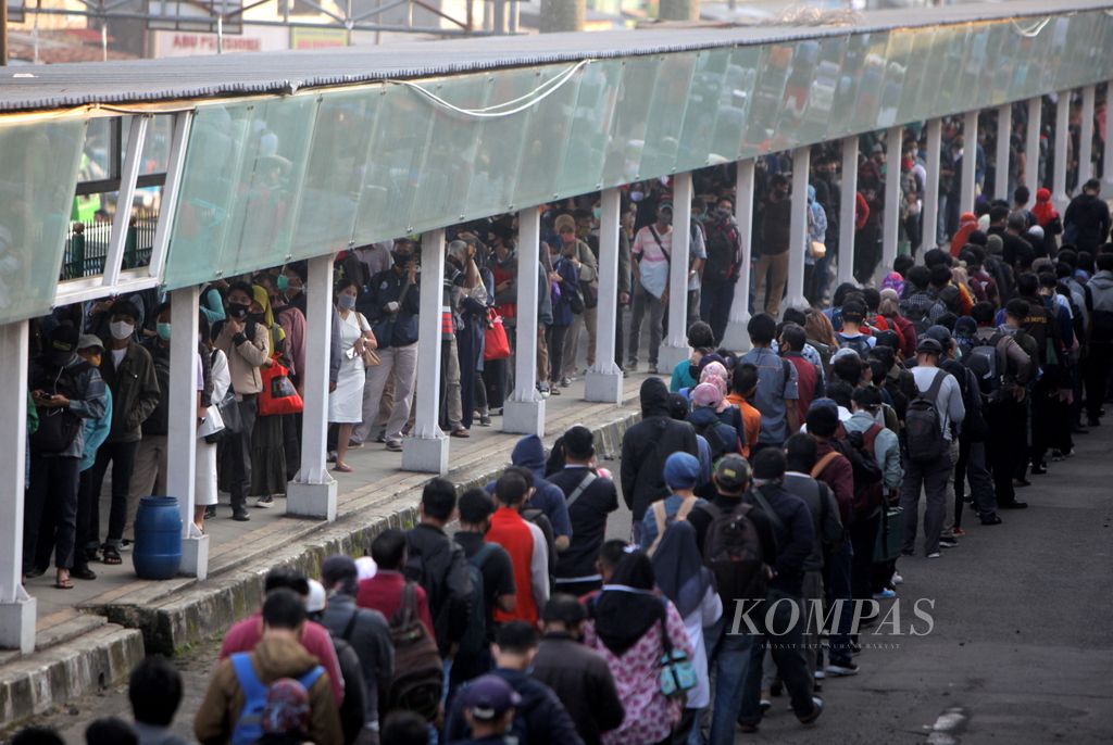 Warga yang harus rela antre panjang sebelum naik KRL dengan tujuan arah Jakarta saat akan masuk Stasiun Bogor, Kota Bogor, Senin (8/6/2020). Sejumlah pekerja dan pelaku ekonomi dari wilayah Bogor Raya mulai harus berangkat ke Jakarta karena sejumlah perkantoran dan kegiatan perekonomian mulai buka. Karena terbatasnya jumlah KRL serta pemberlakukan jumlah terbatas pada sarana transportasi ini mengakibatkan antrean panjang dengan jarak yang berdekatan antar orang terjadi di sejumlah stasiun yang dilewati KRL, termasuk seperti yang trelihat di Stasiun Bogor. Antrean di Stasiun Bogor sendiri sudah terlihat sejak sekitar pukul 05.00 hingga pukul 09.00 pagi.