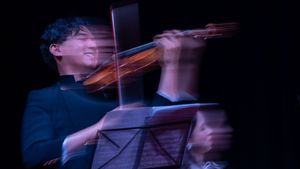 Iskandar Widjaja: 49 Persen Pop, 51 Persen Klasik