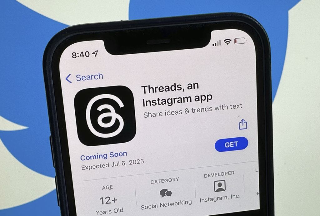 Pengumuman tentang aplikasi media sosial 'Threads' ditampilkan di App Store Amerika Serikat milik Apple, terlihat pada layar smartphone di Berlin, Jerman, Selasa, 4 Juli 2023. Meta siap meluncurkan sebuah aplikasi baru yang tampaknya meniru Twitter, sebagai tantangan langsung terhadap platform media sosial milik miliarder Elon Musk. Daftar aplikasi tersebut, bernama Threads, muncul di App Store milik Apple, menandakan bahwa aplikasi tersebut kemungkinan akan diluncurkan paling cepat pada hari Kamis. (Christoph Dernbach/dpa via AP) 