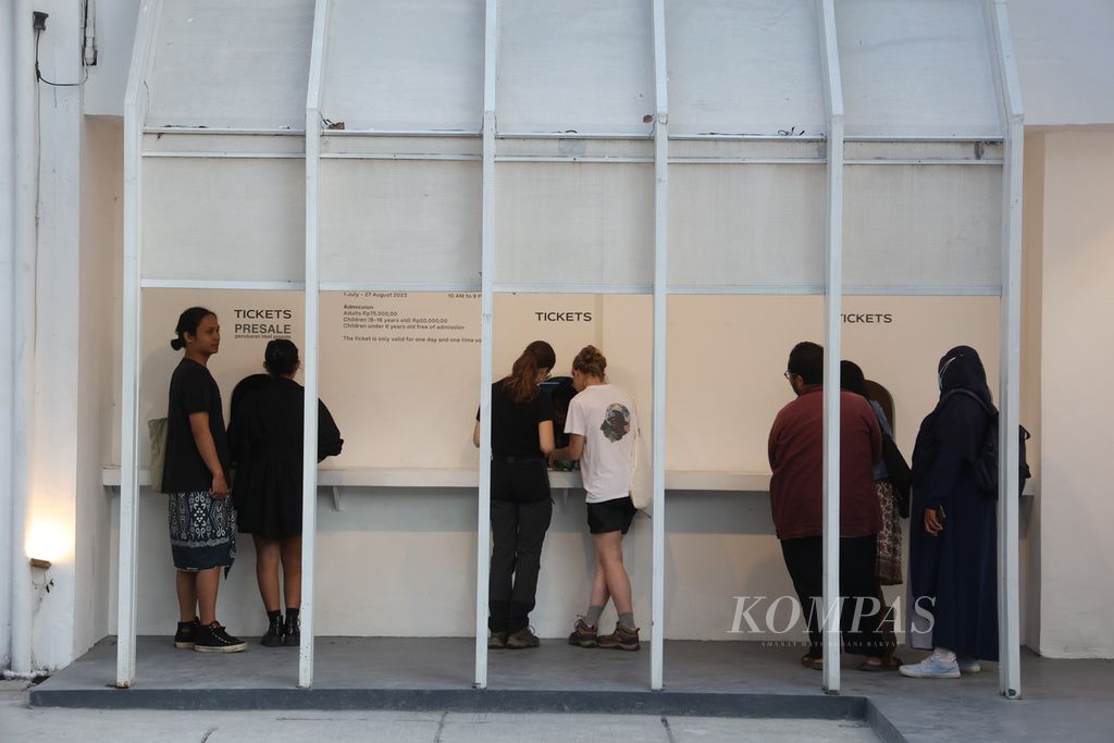 Pengunjung mendatangi pameran Artjog 2023 di Jogja National Museum, Yogyakarta, Selasa (4/7/2023). Pameran ini mengusung tema Motif: Lamaran dengan melibatkan 73 seniman yang terdiri dari 51 seniman dewasa serta 22 seniman anak. Pameran tahunan ini berlangsung hingga 27 Agustus 2023.