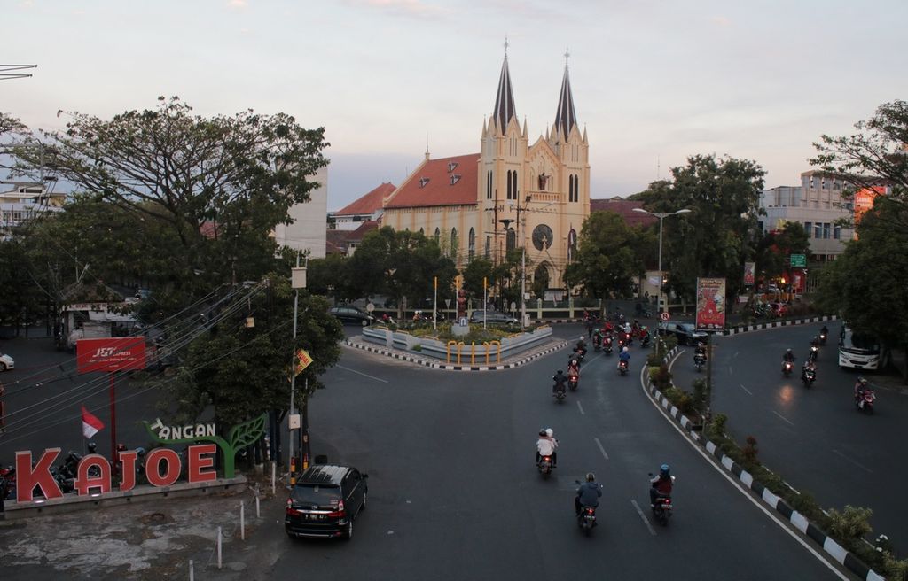  Suasana sore di Kayutangan, Kota Malang, Jawa Timur, Senin (5/8/2019). 