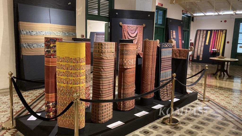 Suasana pameran ”Nuansa Kemilau Wastra Tenun Indonesia: Sumatera, Sulawesi, dan Timor” pada Sabtu (30/7/2022). Pameran berlangsung di Museum Tekstil, Jakarta, pada 20 Juli 2022 hingga 31 Juli 2022. Ada 138 kain tenun dari Sulawesi, Sumatera, dan Timor yang diproduksi di abad ke-19 dan awal abad ke-20. Beberapa di antaranya adalah wastra langka yang tidak lagi diproduksi.