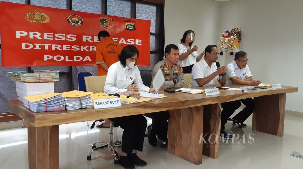 Direktorat Reserse Kriminal Khusus Polda Bali, Rabu (10/8/2022), mengumumkan hasil pengungkapan kasus kejahatan siber berupa penyebaran konten pornografi melalui media sosial. Kepala Unit 2 Subdirektorat 5 Siber Ditreskrimsus Polda Bali Komisaris Tri Joko Widiyanto (kedua dari kanan) ketika menerangkan kasus pornografi, yang melibatkan suami dan istri. 
