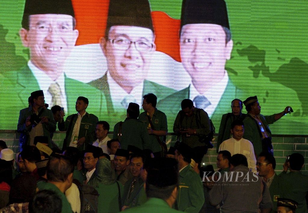 Muktamar PPP di Surabaya - Para peserta Muktamar VIII PPP berfoto di atas panggung dengan latar belakang foto Ketua Umum PPP Suryadharma Ali, Wakil Ketua Umum PPP Emron Pangkapi dan Sekjen PPP Romahurmuziy usai mengikuti upacara pembukaan muktamar di Hotel Empire Palace, Jalan Blauran, Surabaya, Jawa Timur, Rabu (15/10/2014).