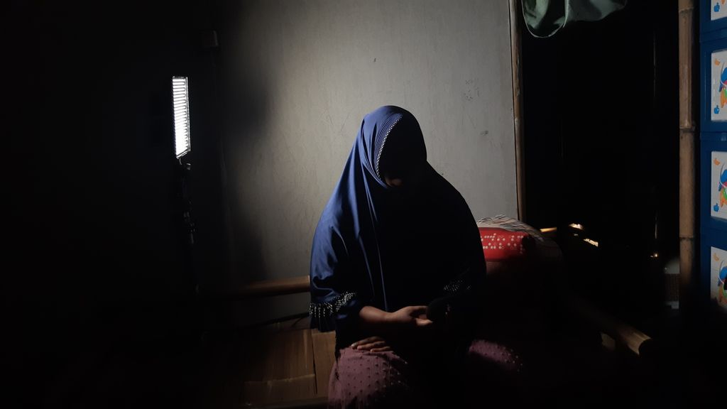 EH (22) saat ditemui di Kabupaten Tangerang, Banten, Sabtu (7/1/2023). EH adalah penyintas perdagangan anak yang sempat dibawa ke Malaysia, Dubai, Turki, Sudan, Suriah, dan Irak.
