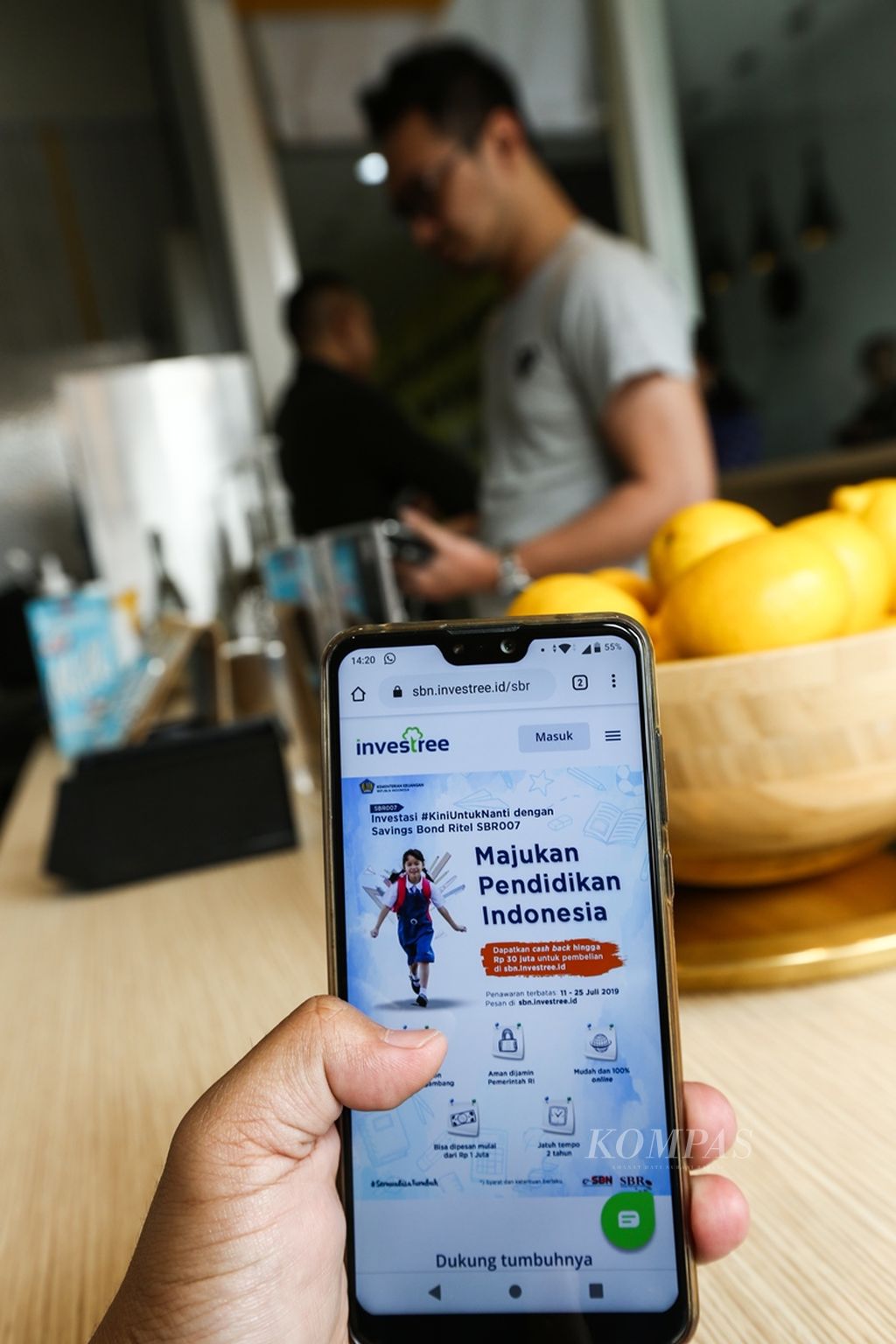 Penawaran investasi Surat Berharga Negara (SBR) 008 di laman perusahaan rintisan bidang teknologi, Investree, di Jakarta (18/9/2019). SBN ritel yang ditawarkan secara online melalui perusahaan teknologi finansial (tekfin), perusahaan efek, dan perbankan mampu menggenjot perolehan dana investasi dari investor milenial. 
