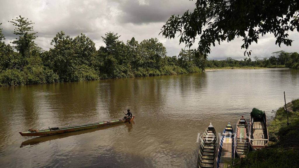 Aktivitas warga di tepi Sungai Deiram di Kampung Sinimburu, Distrik Yanimura, Kabupaten Boven Digoel, Papua, Minggu (8/3/2020). Sejak 2019, air Sungai Deiram mulai keruh dan tidak bisa dipakai untuk air minum akibat aktivitas tambang emas ilegal di hulu. KOMPAS/AGUS SUSANTO