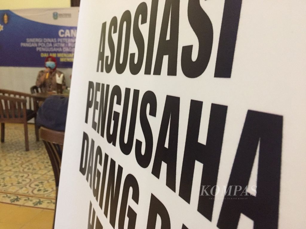 Kepala Bidang Kesehatan Masyarakat Veteriner Dinas Peternakan Jawa Timur Juliani Poliswari saat <i>cangkrukan </i>dan buka puasa dengan Asosiasi Pengusaha Daging dan Hewan Ternak Indonesia di Surabaya, Selasa (19/4/2022) malam. Pemangku kepentingan di Jawa Timur berusaha menjaga kestabilan pasokan dan harga daging sapi, terutama dalam masa Ramadhan dan Lebaran.