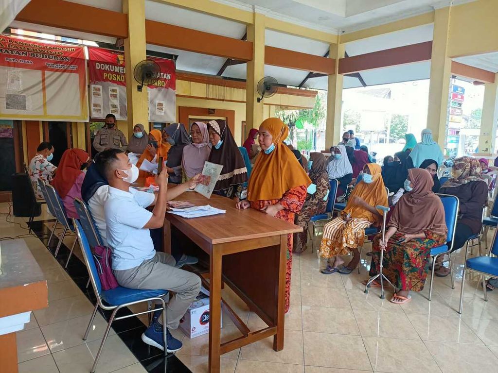 Warga Kecamatan Buduran, Sidoarjo, menerima BLT minyak goreng, Sabtu (16/4/2022).