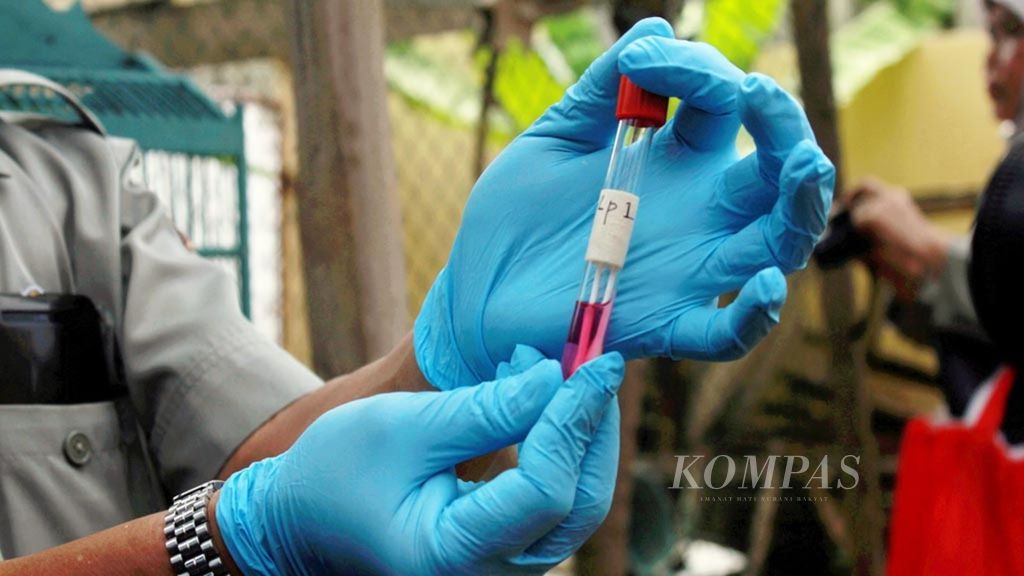 Tim gabungan dari Balai Besar Penelitian Veteriner Kementerian Pertanian serta Dinas Pertanian, Peternakan, dan Perkebunan Kota Bandar Lampung menunjukkan sampel darah dari seekor ayam di rumah warga di Kecamatan Sukarame, Bandar Lampung, Senin (23/1/2017). Hal ini guna menindaklanjuti dugaan penyebaran flu burung di Kecamatan Sukarame, Bandar Lampung. 