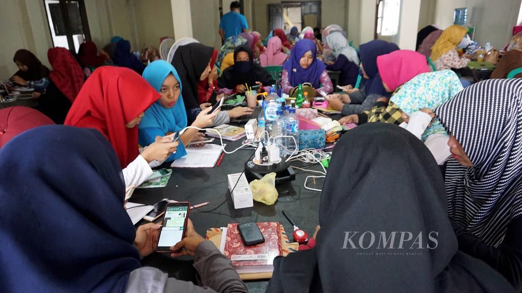 https://assetd.kompas.id/VfYyJ2ACvtPLquISA9erpc_16fU=/1024x576/filters:watermark(https://cdn-content.kompas.id/umum/kompas_main_logo.png,-16p,-13p,0)/https%3A%2F%2Fkompas.id%2Fwp-content%2Fuploads%2F2018%2F03%2F20180307_ENGLISH-KAMPUNG_A_web.jpg