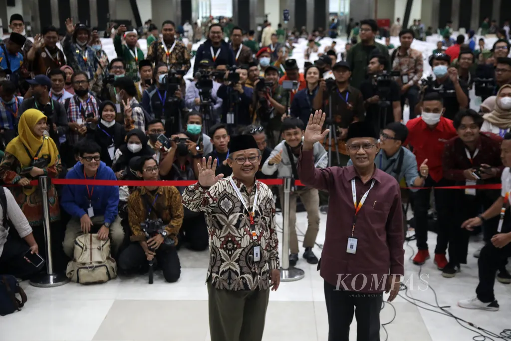 Ketua Umum Pimpinan Pusat Muhammadiyah Haedar Nashir dan Sekretaris Umum PP Muhammadiyah 2022-20227 Abdul Mu'ti berfoto bersama dengan wartawan seusai memberikan keterangan kepada wartawan terkait selesainya proses pemilihan anggota PP Muhammadiyah dalam Muktamar 48 Muhammadiyah di Edutorium Universitas Muhammadiyah Surakarta, Jawa Tengah. 