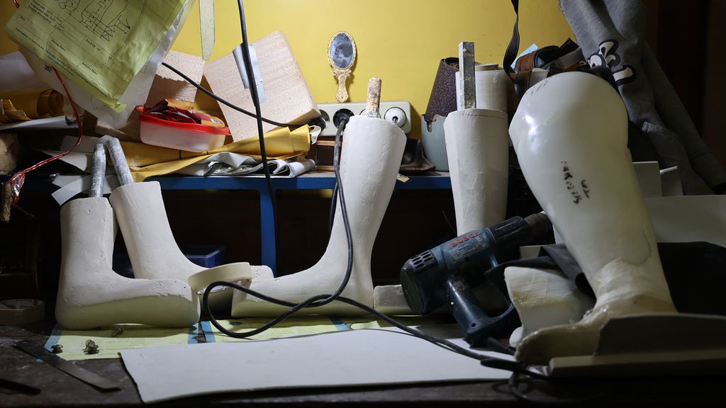 Kaki palsu yang dibuat di tempat pembuatan alat bantu mobilitas bagi penyandang disabilitas di Pusat Rehabilitasi Yakkum, Kecamatan Ngaglik, Sleman, DI Yogyakarta, November 2021.  