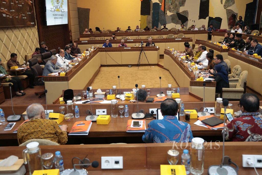 Suasana rapat dengar pendapat antara Komisi II DPR dan penyelenggara pemilu (KPU, DKPP, Bawaslu) di Gedung Parlemen, Jakarta, Rabu (17/5/2023). 