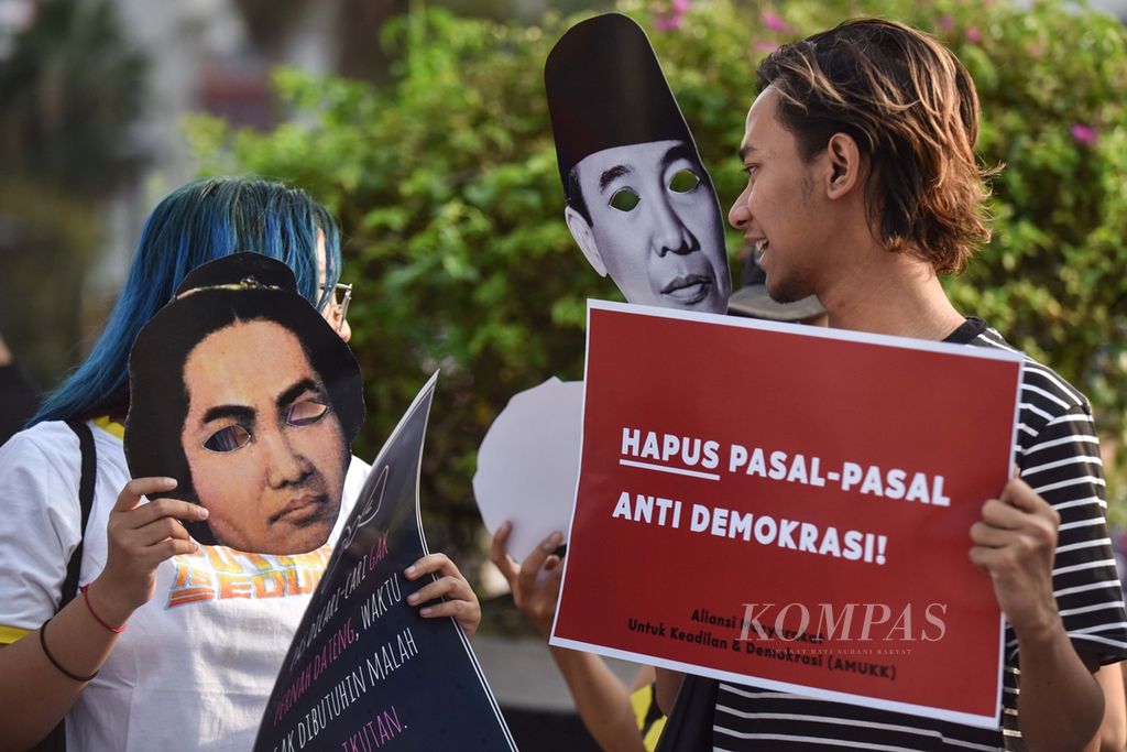 Para aktivis yang tergabung dalam Aliansi Masyarakat untuk Keadilan Demokrasi menggelar unjuk rasa di Bundaran Hotel Indonesia, Jakarta, Minggu (15/9/2019). Mereka mengajak masyarakat untuk menolak Rancangan Kitab Undang-undang Hukum Pidana (RUU KUHP) yang bisa meningkatkan potensi masyarakat tersandung kasus pidana.
