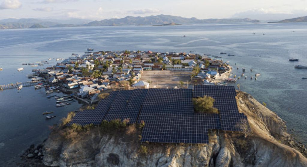 Bentangan panel surya di PLTS Messah, kecamatan Komodo, Manggarai Barat, Nusa Tenggara Timur, Sabtu (2/10/2021). PLTS Messah memiliki kapasitas 530 kilowatt peak (kWp). Sumber energi baru terbarukan seperti energi surya menjadi solusi bagi pemenuhan kebutuhan listrik bagi masyarakat di pulau-pulau di kabupaten Manggarai Barat.