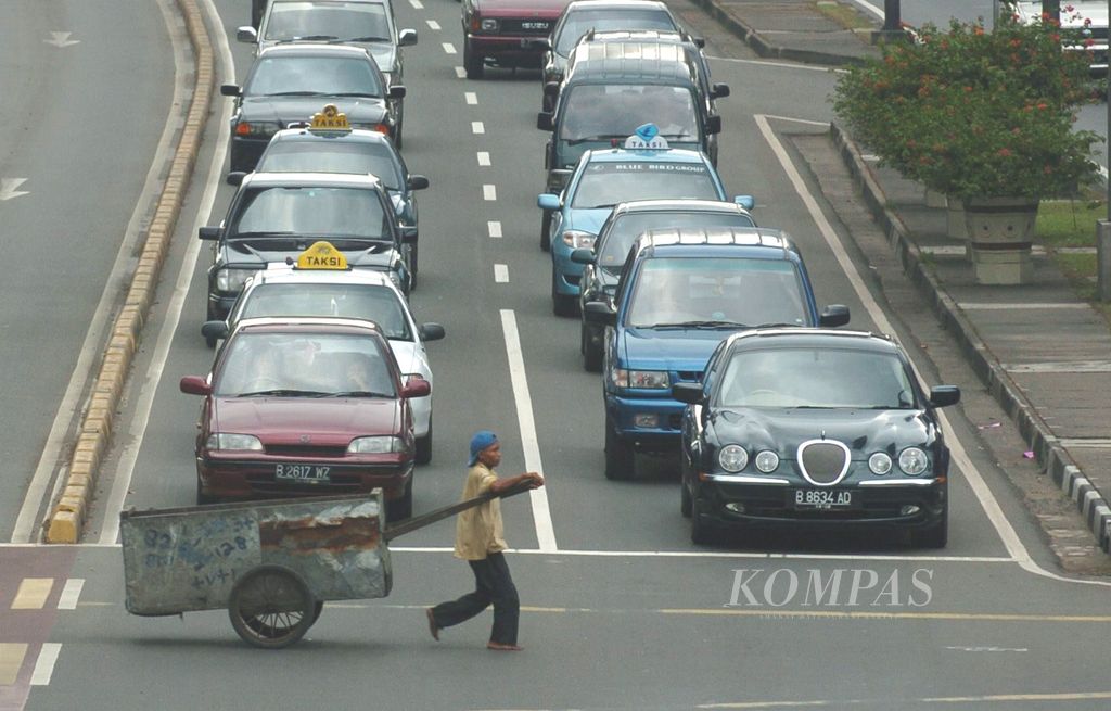 https://assetd.kompas.id/VlzoM5ojQRD5SiMozzcG5G2bL14=/1024x655/filters:watermark(https://cdn-content.kompas.id/umum/kompas_main_logo.png,-16p,-13p,0)/https%3A%2F%2Fkompas.id%2Fwp-content%2Fuploads%2F2019%2F01%2FPENARIK-GEROBAK-1.jpg
