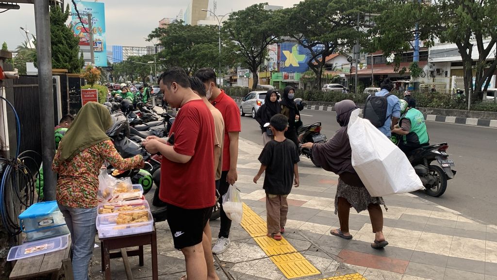 Pedagang takjil musiman di Jalan Margonda Raya, Depok, Jawa Barat, Kamis (23/3/2023).