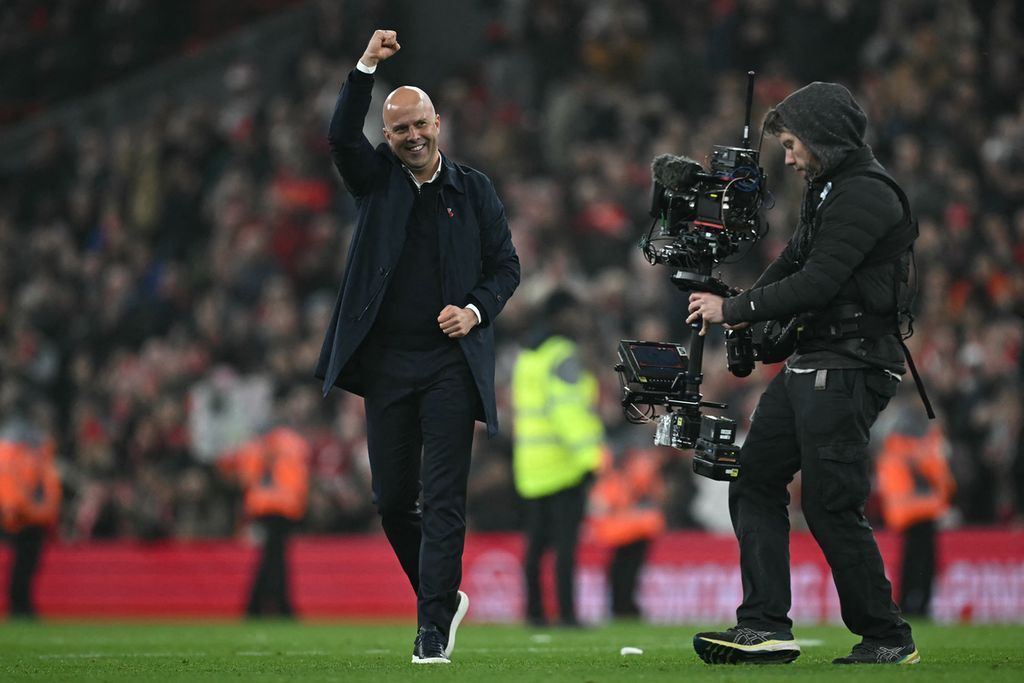 Selebrasi Pelatih Liverpool Arne Slot setelah pertandingan Liga Inggris antara Liverpool dan Aston Villa di Stadion Anfield, Liverpool, Inggris, Minggu (10/11/2024) dini hari WIB.
