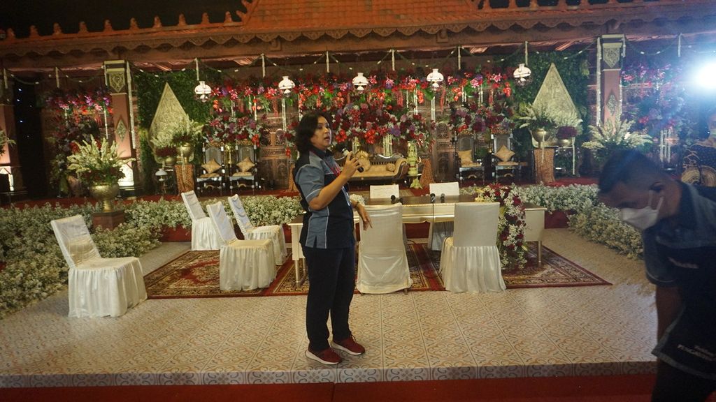 Suasana lokasi acara pernikahan Ketua MK Anwar Usman dan adik Presiden Jokowi, Idayati, di Graha Sabha Buana, Surakarta, Jateng, Rabu (25/5/2022). Acara dilaksanakan dengan protokol ketat.