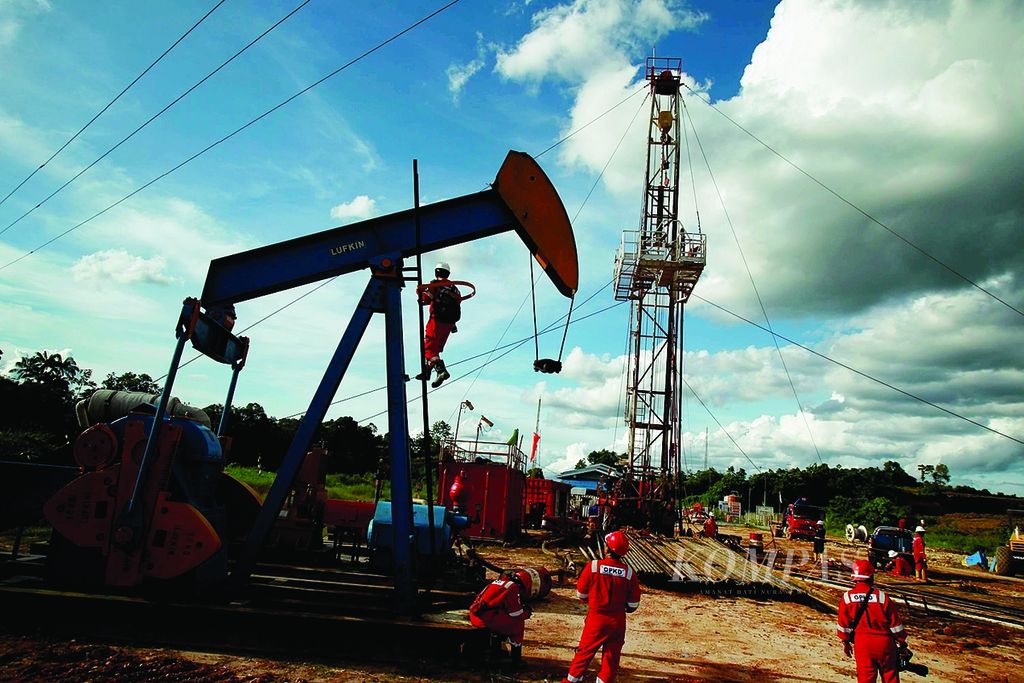 Pekerja servis sumur di anjungan pengeboran minyak NKL 966 PT Pertamina EP Lapangan Sanga-sangan, Kecamatan Anggana, Kabupaten Kutai Kartanegara, Kalimantan Timur, Rabu (25/1/2012).