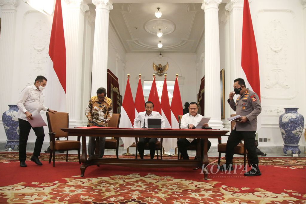 Presiden Joko Widodo (tengah) didampingi Jaksa Agung ST Burhanuddin, Menko Polhukam Mahfud MD, Ketua Komisi Pemberantasan Korupsi Firli Bahuri, dan Kapolri Jenderal (Pol) Listyo Sigit Prabowo bersiap menyampaikan berbagai hal terkait korupsi, khususnya anjloknya indeks persepsi korupsi, di Istana Merdeka, Jakarta, Selasa (7/2/2023). 