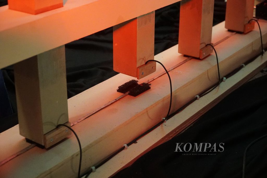 Sensor getar pada alu instalasi replika kincir air yang digunakan komposer Rani Jambak dalam menampilkan karya musik Kincia Aia: Malenong (M)ASO di Rumah Gagas, Nagari Lasi, Kecamatan Candung, Agam, Sumatera Barat, Jumat (22/7/2022) malam. Karya musik eksperimental itu terinspirasi dari teknologi<i> kincia aia</i> atau kincir air Minangkabau yang setidaknya sudah ada sejak 204 tahun silam.