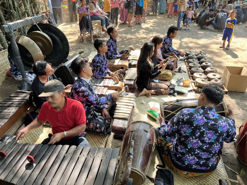 Penampilan seni gamelan oleh anak-anak muda terutama karang taruna di sepanjang Pasar Barongan di Sanan Timur, Desa Mojotrisno, Mojoagung, Kabupaten Jombang, Jawa Timur, yang pertama kali digelar Sabtu (6/8/2022).