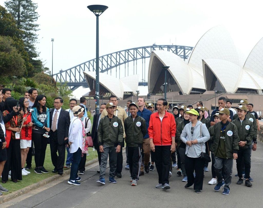 Presiden Joko Widodo didampingi Ibu Negara Iriana Joko Widodo bersama 18 pemuda Indonesia peserta program 'Outstanding Youth for the World' Kementerian Luar Negeri, Sabtu (17/3) berjalan-jalan diThe Royal Botanical Garden, Sydney. Presiden Jokowi terkenal dekat dengan rakyat dan penuh perhatian pada yang membutuhkan.
