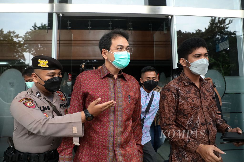 Bekas Wakil Ketua DPR Azis Syamsuddin meninggalkan ruang persidangan seusai persidangan dengan agenda pembacaan dakwaan di Pengadilan Tindak Pidana Korupsi Jakarta, Senin (6/12/2021). 