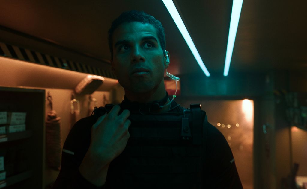 Kapten James Roken (Mason Gooding) dalam salah satu adegan di film <i>Aftermath</i>.