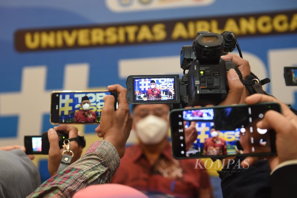 Rektor Universitas Airlangga Mohammad Nasih memberikan keterangan pers terkait jumlah mahasiswa baru yang diterima melalui jalur SBMPTN LTMPT 2022, di Kota Surabaya, Jawa Timur, Kamis (23/6/2022).