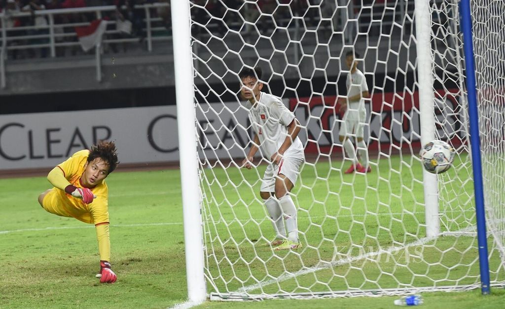 Penjaga gawang Vietnam, Cao Van Binh, gagal menghadang bola yang disundul pemain Indonesia U-19, Ferrari, dalam laga kualifikasi Piala Asia U-20 di Stadion Gelora Bung Tomo, Kota Surabaya, Jawa Timur, Minggu (18/9/2022). Indonesia menang 3-2. Kemenangan tersebut memastikan Indonesia maju ke putaran final Piala Asia U-20 di Uzbekistan pada 2023. 