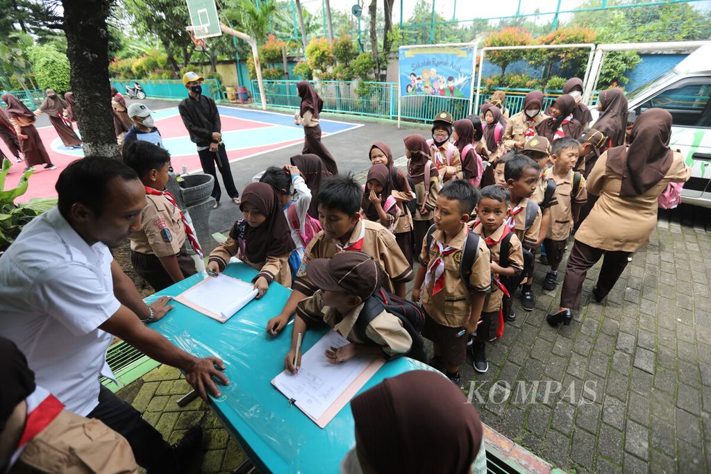 Siswa SDN 04 Ujung Menteng, Jakarta Timur, mengantre untuk meminjam buku saat mobil perpustakaan keliling hadir di sekolah mereka, Rabu (4/1/2023). Dengan dicabutnya PPKM, kegiatan belajar-mengajar kembali lancar seperti sebelum pandemi Covid-19. 