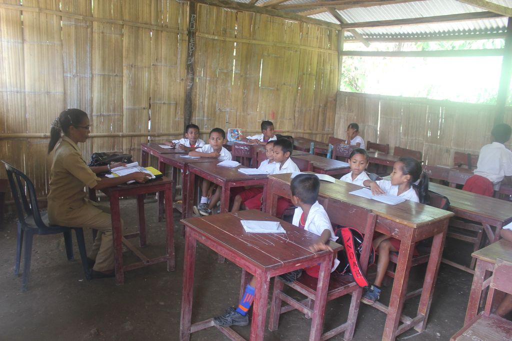 Sistem pendidikan tatap muka seperti di SDN Kelapa Tinggi Kabupaten Kupang, Agustus 2018 ini belum diberlakukan di Nusa Tenggara Timur, terhitung sejak pandemi Covid-19, Maret 2020-Januari 2021. Pandemi Covid-19 mendorong hampir semua kabupaten/kota tetap memberlakukan sistem pendidikan jarak jauh atau secara daring untuk menghindari penularan Covid-19.