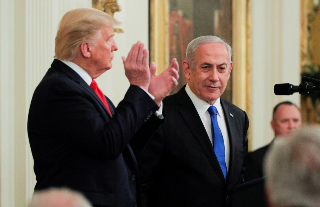 Presiden AS Donald Trump memberikan aplaus kepada PM Israel Benjamin Netanyahu dalam konferensi pers bersama mengenai proposal rancangan perdamaian Timur Tengah di Ruang Timur Gedung Putih di Washington DC, AS, 28 Januari 2020. 